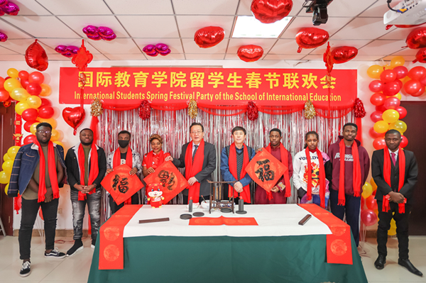 03bc1b73c42346a48dae7b95621ae6bc.jpg 联欢会2.jpg