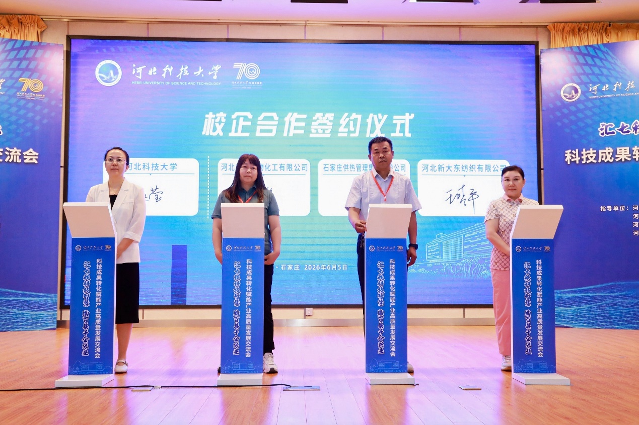 桌子上放满了不同类型的海报AI 生成的内容可能不正确。